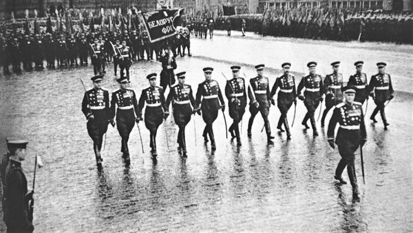 العرض العسكري الأول بمناسبة النصر على ألمانيا النازية في الحرب الوطنية العظمى (1941-1945)، الساحة الحمراء، موسكو 24 يونيو/ حزيران 1945 العرض العسكري الأول بمناسبة النصر على ألمانيا النازية في الحرب الوطنية العظمى (1941-1945)، الساحة الحمراء، موسكو 24 يونيو/ حزيران 1945 - سبوتنيك عربي
