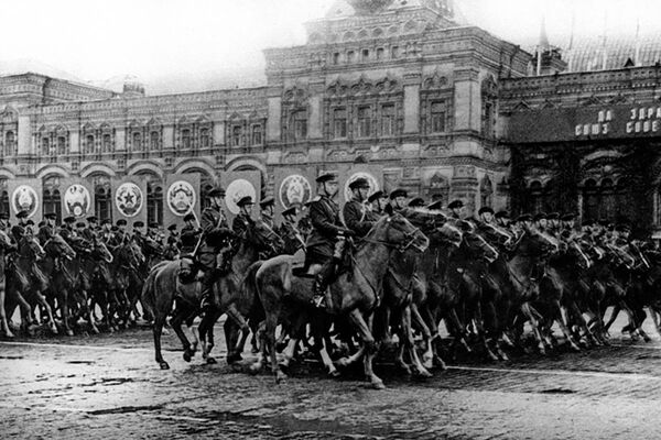 العرض العسكري الأول بمناسبة النصر على ألمانيا النازية في الحرب الوطنية العظمى (1941-1945)، الساحة الحمراء، موسكو 24 يونيو/ حزيران 1945 - سبوتنيك عربي