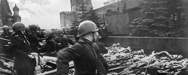 قوات هتلر النازية المهزومة تسلّم راياتها على الساحة الحمراء في العرض العسكري الأول بمناسبة النصر على ألمانيا النازية في الحرب الوطنية العظمى، موسكو 24 يونيو/ حزيران 1945 قوات هتلر النازية المهزومة تسلّم راياتها على الساحة الحمراء في العرض العسكري الأول بمناسبة النصر على ألمانيا النازية في الحرب الوطنية العظمى، موسكو 24 يونيو/ حزيران 1945 - سبوتنيك عربي