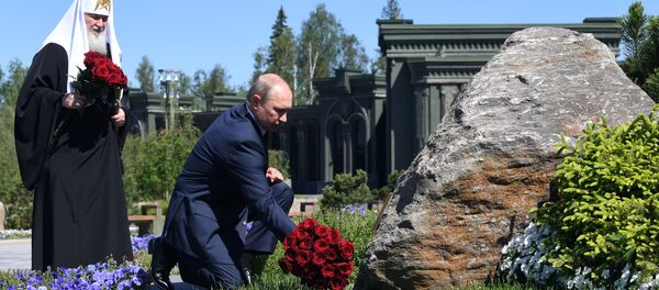 الرئيس فلاديمير بوتين خلال زيارته للكنيسة الرئيسية للقوات المسلحة الروسية في حديقة باتريوت، روسيا 22 يونيو 2020 - سبوتنيك عربي