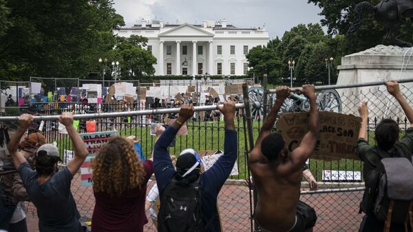  احتجاجات في البيت الأبيض تتحول إلى أعمال شغب، واشنطن 22 يونيو 2020 - سبوتنيك عربي