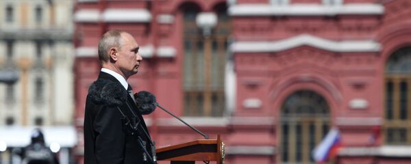  الرئيس فلاديمير بوتين في العرض العسكري بمناسبة الذكرى الـ75 للنصر على النازية في الحرب الوطنية العظمى (1941-1945) على الساحة الحمراء، موسكو،24  يونيو 2020 - سبوتنيك عربي