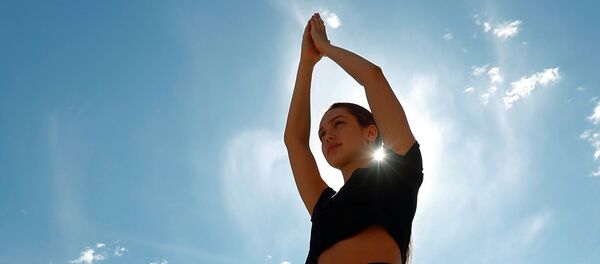 الرياضة، الصحة، في زمن كورونا - ممارسة اليوغا مع الحفاظ على قاعدة التباعد الاجتماعي، بلجيكا 21  يونيو 2020 - سبوتنيك عربي