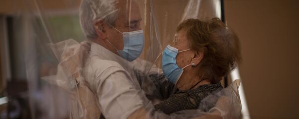 صورة توضيحية لأسلوب العناق الجديد في زمن كورونا - نفق العناق يونيو 2020 - سبوتنيك عربي