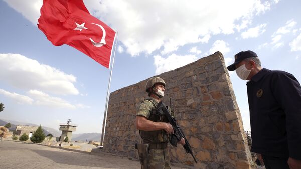 وزير الدفاع التركي، خلوصي أكار يرتدي كمامة، الحدود بين تركيا والعراق 19 يونيو 2020 - سبوتنيك عربي