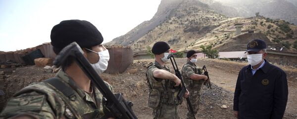 وزير الدفاع التركي، خلوصي أكار يرتدي كمامة، الحدود بين تركيا والعراق 19 يونيو 2020 - سبوتنيك عربي