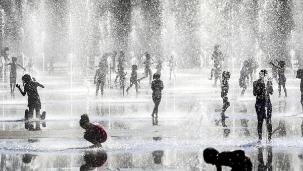 أطفال يلعبون بين نوافير المياه في مدينة نيس، خلال موجة حر تضرب جنوب فرنسا 24 يونيو 2020 - سبوتنيك عربي