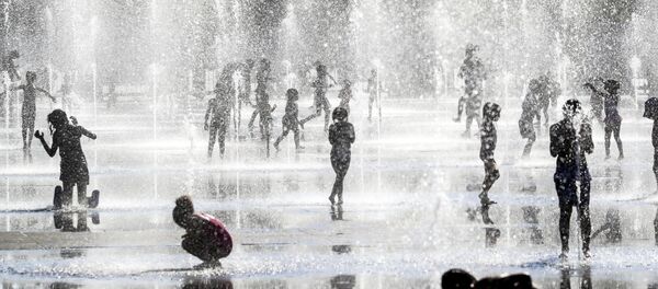 أطفال يلعبون بين نوافير المياه في مدينة نيس، خلال موجة حر تضرب جنوب فرنسا 24 يونيو 2020 - سبوتنيك عربي