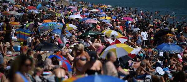 شاطئ ساوثيند أون سي، جنوب شرق إنجلترا، بعد عدة أيام فقط من إعلان رفع الحجر الصحي التام ورفع قيود السفر بين الدول الأوروبية، 24 يونيو 2020 - سبوتنيك عربي