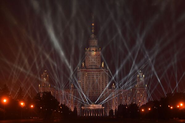 أضواء النصر أمام مبنى الجامعة الحكومية موسكو بمناسبة عيد النصر، الذكرى الـ75 للانتصار على النازية في الحرب الوطنية العظمى (1941-1945) في العاصمة موسكو - سبوتنيك عربي