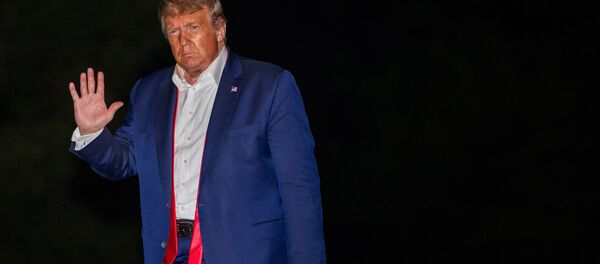  الرئيس الأمريكي دونالد ترامب في فناء البيت الأبيض بعد عودته من حملة انتخابية في مدينة تولسا بولاية أوكلاهوما، الولايات المتحدة، 21 يونيو 2020 - سبوتنيك عربي