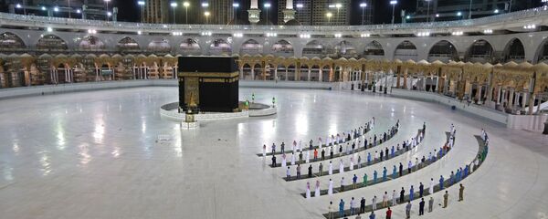  صلاة الفجر في مسجد الحرم الشريف، في مكة. أعلنت قررت السلطات السعودية إقامة موسم الحج هذا العام، بأعداد محدودة جدا من مختلف الجنسيات من المتواجدين داخل المملكة، 23 يونيو 2020 - سبوتنيك عربي