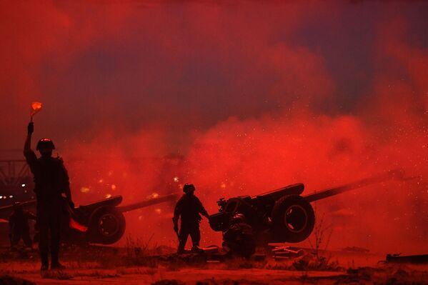  ألعاب نارية بمناسبة عيد النصر، الذكرى الـ75 للانتصار على النازية في الحرب الوطنية العظمى (1941-1945) على ضفاف نهر أوب في نوفوسيبيرسك، روسيا 24 يونيو 2020 - سبوتنيك عربي