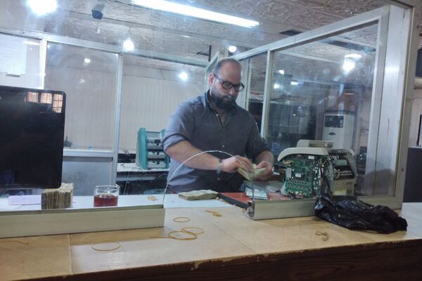 موظف في المصرف التجاري السوري بالحسكة - سبوتنيك عربي