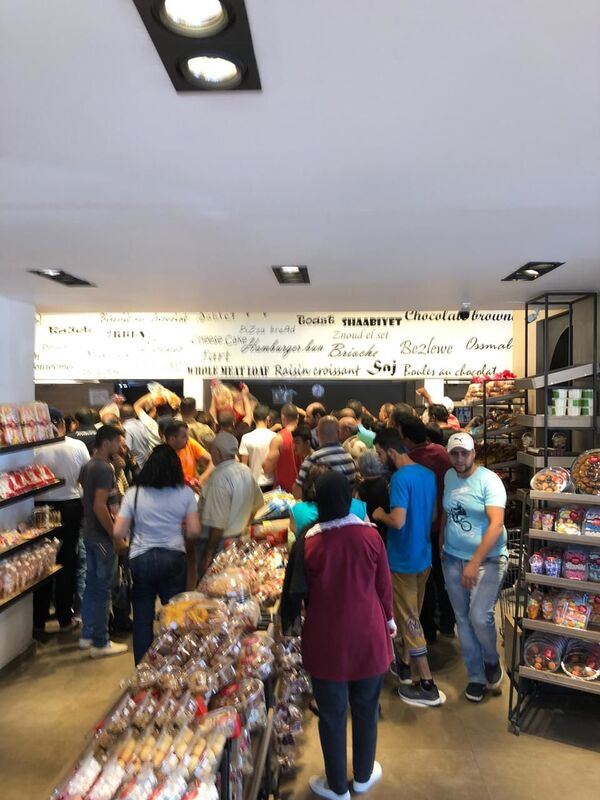  ازدحام أمام الأفران في لبنان بعد امتناع اصحابها عن تسليم الخبز للمحلات (صور) - سبوتنيك عربي