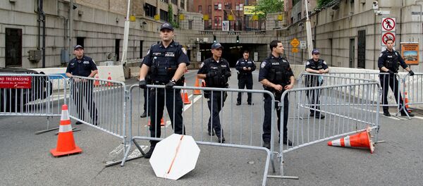 قامت الشرطة بتأمين المنطقة أمام نفق هولندا المغلق أثناء احتجاج ضد وحشية الشرطة وعدم المساواة العرقية في أعقاب وفاة جورج ميني فلويد في حجز شرطة مينيابوليس - سبوتنيك عربي