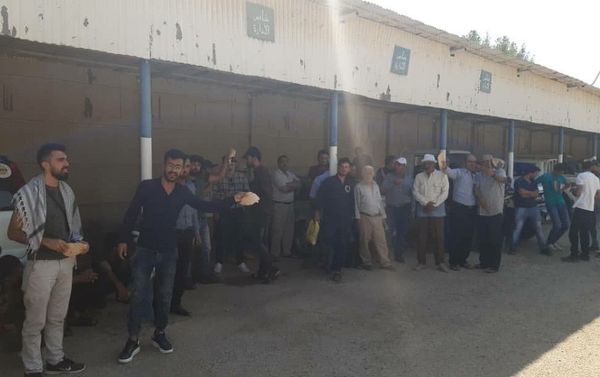عمال حقل نفط يحتله الجيش الأمريكي بالحسكة يتظاهرون ضد سرقة ثروات بلادهم - سبوتنيك عربي