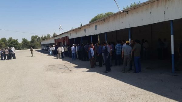 عمال حقل نفط يحتله الجيش الأمريكي بالحسكة يتظاهرون ضد سرقة ثروات بلادهم... صور  - سبوتنيك عربي
