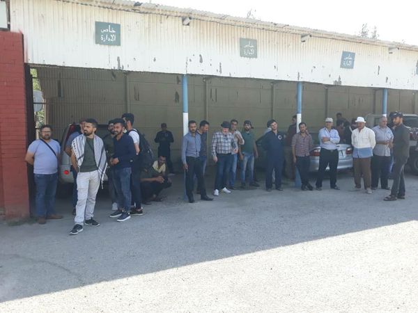 عمال حقل نفط يحتله الجيش الأمريكي بالحسكة يتظاهرون ضد سرقة ثروات بلادهم... صور  - سبوتنيك عربي
