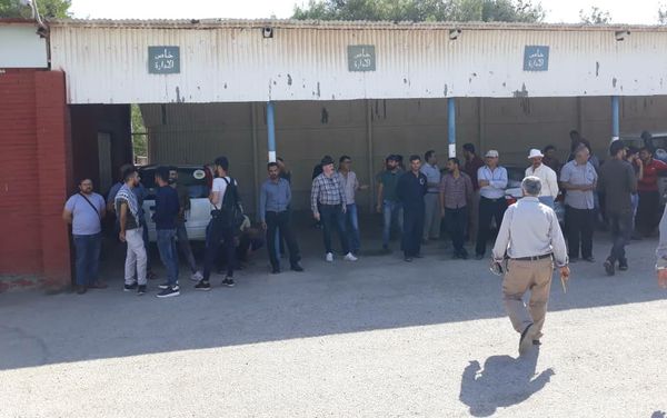 عمال حقل نفط يحتله الجيش الأمريكي بالحسكة يتظاهرون ضد سرقة ثروات بلادهم - سبوتنيك عربي