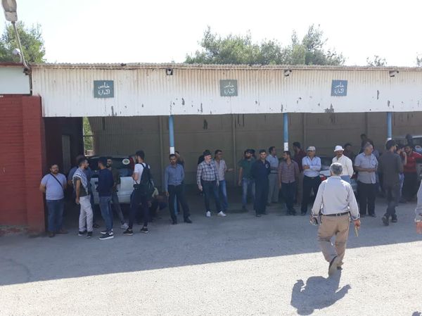 عمال حقل نفط يحتله الجيش الأمريكي بالحسكة يتظاهرون ضد سرقة ثروات بلادهم... صور  - سبوتنيك عربي