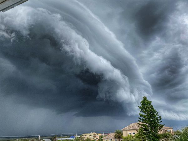 عاصفة كهربائية تندمج مع العاصفة الرملية فوق جزيرة أناستاسيا على ساحل ولاية فلوريدا، الولايات المتحدة، 27 يونيو 2020 عاصفة كهربائية تندمج مع العاصفة الرملية فوق جزيرة أناستاسيا على ساحل ولاية فلوريدا، الولايات المتحدة، 27 يونيو 2020 - سبوتنيك عربي
