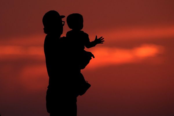 رجل يحمل طفله على خلفية غروب أثناء العاصفة الرملية في حديقة مدينة كانساس سيتي، 26 يونيو 2020 رجل يحمل طفله على خلفية غروب أثناء العاصفة الرملية في حديقة مدينة كانساس سيتي، 26 يونيو 2020 - سبوتنيك عربي