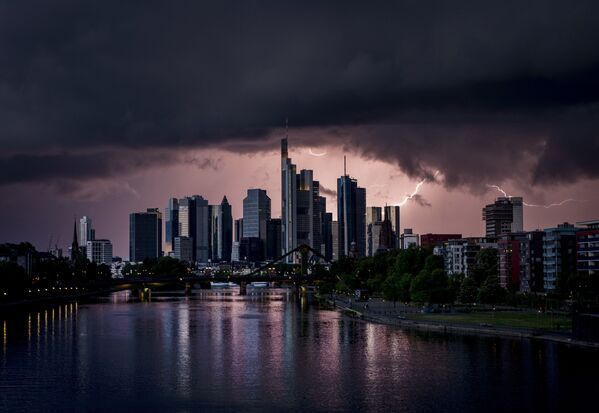 البرق يضرب ناطحات السحاب في مدينة فرانكفورت، ألمانيا، 1 مايو 2020 - سبوتنيك عربي