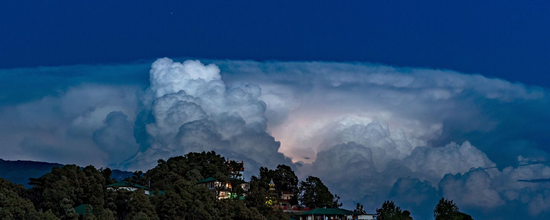 عاصفة رعدية فوق مدينة دارامسالا، الهند، 19 أبريل 2020 - سبوتنيك عربي, 1920, 12.04.2025