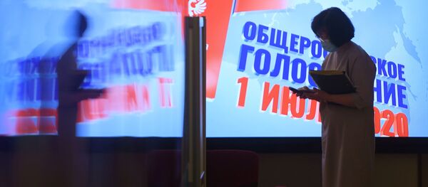 امرأة ترتدي كمامة في المركز الإعلامي التابع للجنة المركزية للانتخابات الدستورية في موسكو. حيث يجري في روسيا التصويت على التعديلات الدستورية لروسيا الاتحادية (25 يونيو - 1 يوليو) امرأة ترتدي كمامة في المركز الإعلامي التابع للجنة المركزية للانتخابات الدستورية في موسكو. حيث يجري في روسيا التصويت على التعديلات الدستورية لروسيا الاتحادية (25 يونيو - 1 يوليو) - سبوتنيك عربي