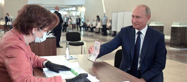 وصل الرئيس الروسي فلاديمير بوتين، اليوم الأربعاء، إلى مركز الاقتراع في مبنى أكاديمية العلوم الروسية بالعاصمة موسكو للتصويت على التعديلات الدستورية، 1 يوليو 2020 وصل الرئيس الروسي فلاديمير بوتين، اليوم الأربعاء، إلى مركز الاقتراع في مبنى أكاديمية العلوم الروسية بالعاصمة موسكو للتصويت على التعديلات الدستورية، 1 يوليو 2020 - سبوتنيك عربي