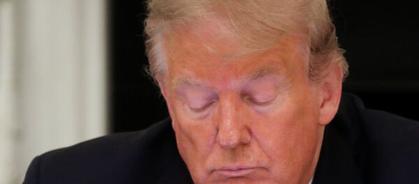 ترامب يستخدم الهاتف النقال للتغريد على موقع تويتر ترامب يستخدم الهاتف النقال للتغريد على موقع تويتر - سبوتنيك عربي