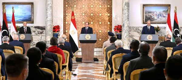 الرئيس المصري عبد الفتاح السيسي يلتقي بالقائد الليبي خليفة حفتر والمتحدث باسم البرلمان الليبي عقيلة صالح في القاهرة، مصر 6 يونيو 2020 - سبوتنيك عربي