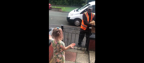 في لحظة مؤثرة... طفلة تشكر سائق توصيل أصم بلغة الإشارة (فيديو) - سبوتنيك عربي