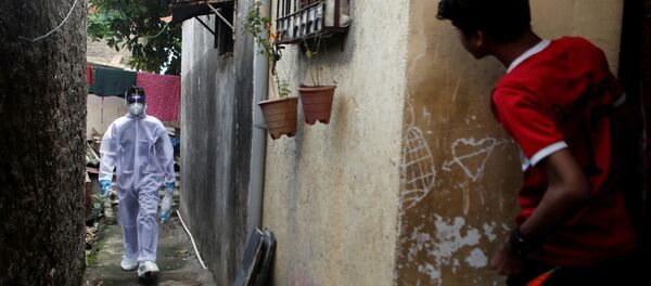 موظف في القطاع الصحي يتفقد المواطنين لاجراء اختبار فيروس كورونا في مومباي، الهند، 1 يوليو 2020. - سبوتنيك عربي