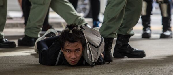  الشرطة تعتقل متظاهرا ضد قانون الأمن القومي الجديد في هونغ كونغ، 1 يوليو 2020 - سبوتنيك عربي