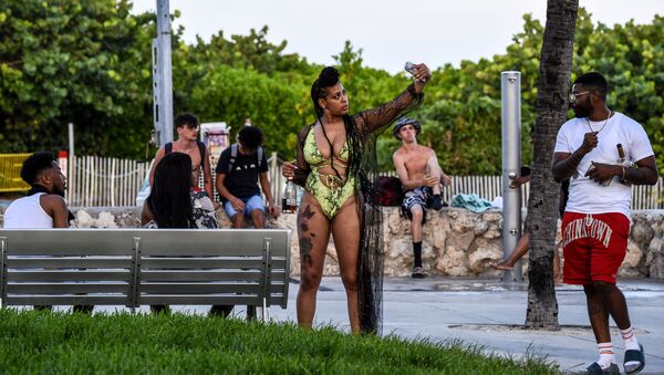 امرأة تلتقط صورة سيلفي لها مع أصدقائها في ميامي بيتش، بعد رفع قيود الحجر الصحي في فلوريدا في 26 يونيو 2020 - سبوتنيك عربي