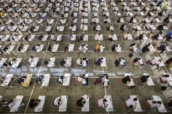 اختبار قبول في جامعة في بلغراد، صربيا 30 يونيو 2020 - سبوتنيك عربي