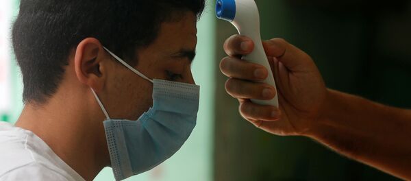 طبيب يفحص طالبا في الثانوية العامة قبل دخوله قاعة الامتحانات النهائية، وسط مخاوف من تفشي مرض كوفيد-19 في القاهرة، مصر، 21 يونيو 2020 طبيب يفحص طالبا في الثانوية العامة قبل دخوله قاعة الامتحانات النهائية، وسط مخاوف من تفشي مرض كوفيد-19 في القاهرة، مصر، 21 يونيو 2020 - سبوتنيك عربي