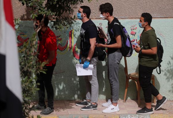 طلاب في الثانوية العامة يرتدون كمامات ينتظرون دورهم في الدخول إلى قاعة الامتحانات النهائية، وسط مخاوف من تفشي مرض كوفيد-19 في القاهرة، مصر، 21 يونيو 2020 - سبوتنيك عربي
