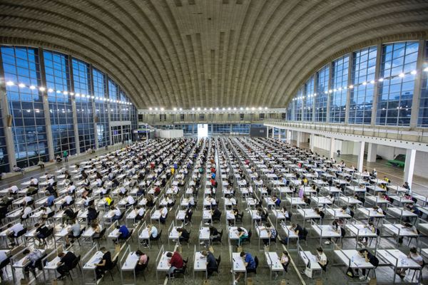 اختبار قبول في جامعة في بلغراد، مع الحفاظ على مسافة التباعد الاجتماعي، صربيا 30 يونيو 2020 - سبوتنيك عربي