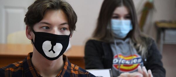 تلاميذ قبل دخول قاعة الامتحانات الحكومية الموحدة، يرتدون كمامات وسط مخاوف من تفشي مرض كوفيد-19 في فلاديفوستوك، روسيا، 3 يوليو 2020 تلاميذ قبل دخول قاعة الامتحانات الحكومية الموحدة، يرتدون كمامات وسط مخاوف من تفشي مرض كوفيد-19 في فلاديفوستوك، روسيا، 3 يوليو 2020 - سبوتنيك عربي