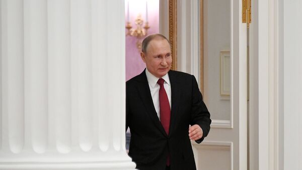 الرئيس الروسي فلاديمير بوتين يمشي في قصر الكرملين  - سبوتنيك عربي