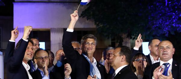 رئيس الوزراء أندريه بلينكوفيتش يرفع علم بلاده بعد فوز حزبه في الانتخابات البرلمانية رئيس الوزراء أندريه بلينكوفيتش يرفع علم بلاده بعد فوز حزبه في الانتخابات البرلمانية - سبوتنيك عربي