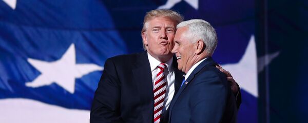 المرشح الرئاسي الجمهوري دونالد ترامب لمنصب نائب الرئيس، يقبل المرشح الجمهوري حاكم ولاية إنديانا مايك بنس، بعد خطاب خلال جلسة اليوم الثالث للمؤتمر الوطني الجمهوري في كليفلاند، 20 يوليو 2016. - سبوتنيك عربي