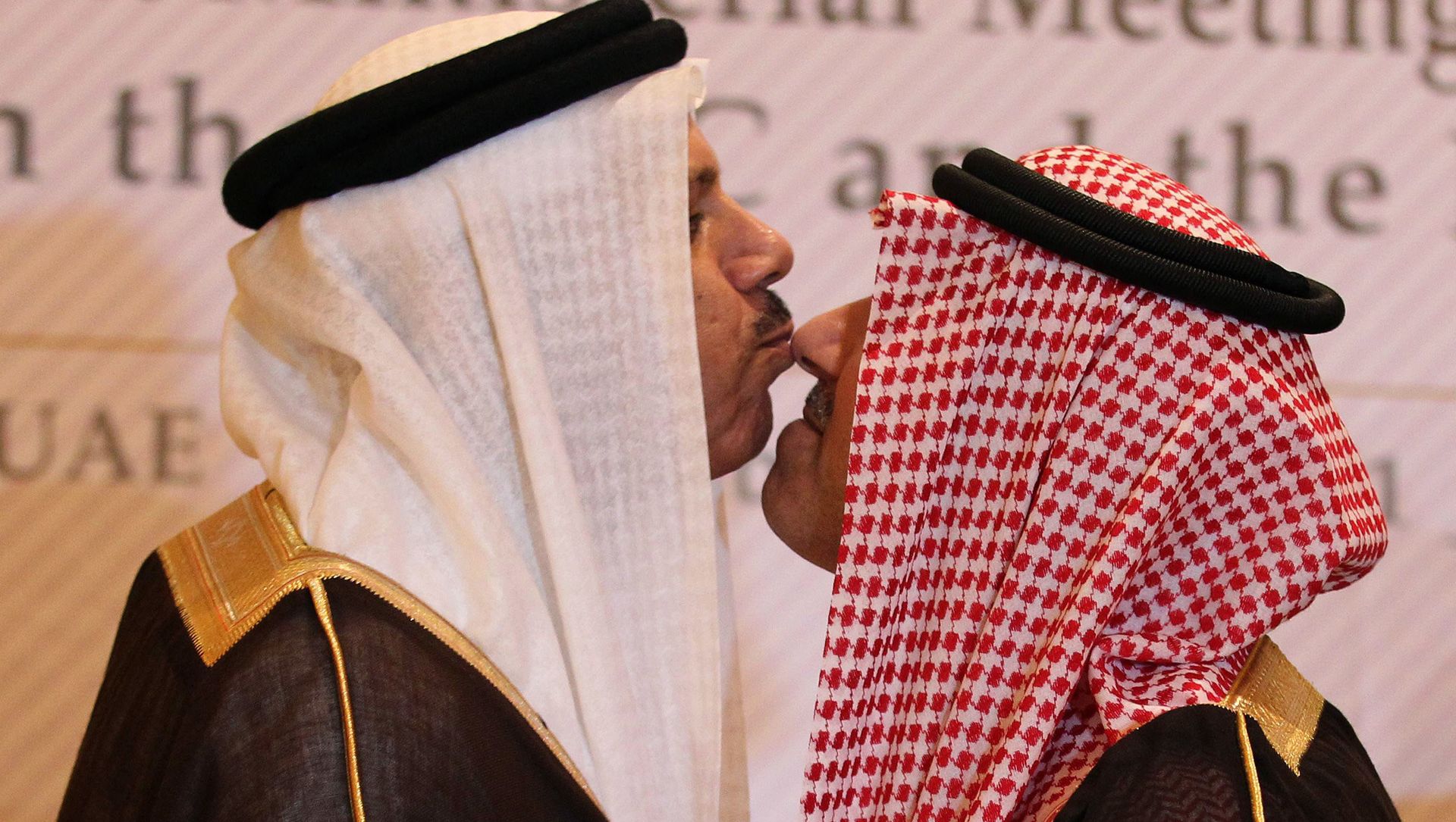 نائب وزير الخارجية السعودي الأمير عبد العزيز بن عبد الله بن عبد العزيز آل سعود (يمين) والأمين العام لمجلس التعاون الخليجي عبد اللطيف بن راشد الزياني (يسار)، يتبادلان قبلة تقليدية على هامش اجتماع لمناقشة الحوار بين الدول الست لدول مجلس التعاون الخليجي وروسيا في أبو ظبي، الإمارات العربية المتحدة 1 نوفمبر 2011 نائب وزير الخارجية السعودي الأمير عبد العزيز بن عبد الله بن عبد العزيز آل سعود (يمين) والأمين العام لمجلس التعاون الخليجي عبد اللطيف بن راشد الزياني (يسار)، يتبادلان قبلة تقليدية على هامش اجتماع لمناقشة الحوار بين الدول الست لدول مجلس التعاون الخليجي وروسيا في أبو ظبي، الإمارات العربية المتحدة 1 نوفمبر 2011 - سبوتنيك عربي, 1920, 12.02.2021