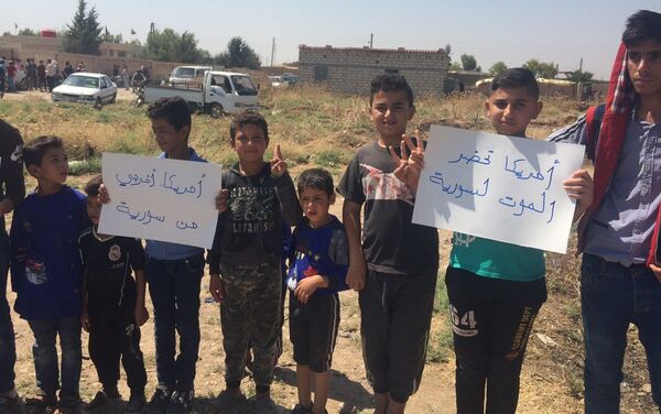 أهالي قرية طرطب شرقي سوريا يحرقون الأعلام الأمريكية - سبوتنيك عربي