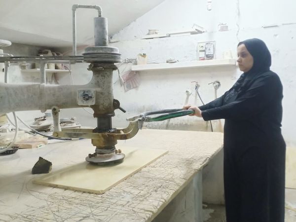 صحفية ومحاسبة... مصريتان تعملان في صناعة الرخام بعد وفاة والدهما...فيديو + صور صحفية ومحاسبة... مصريتان تعملان في صناعة الرخام بعد وفاة والدهما...فيديو + صور - سبوتنيك عربي