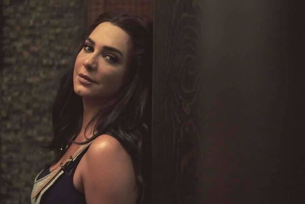 سلاف فواخرجي في شارع شيكاغو: شخصية مثيرة للغموض والغرائبية... صور - سبوتنيك عربي