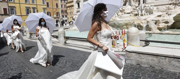 النساء اللواتي تم تأجل حفل زفافهن أو ألغي، نتيجة للقيود التي فرضتها البلاد بسبب تفشي فيروس كورونا، يحتجون أمام نافورة تريفي في روما، إيطاليا 7 يوليو  2020 - سبوتنيك عربي